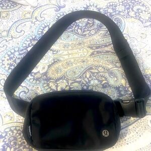 Lululemon Everywhere belt bag- black, great condition